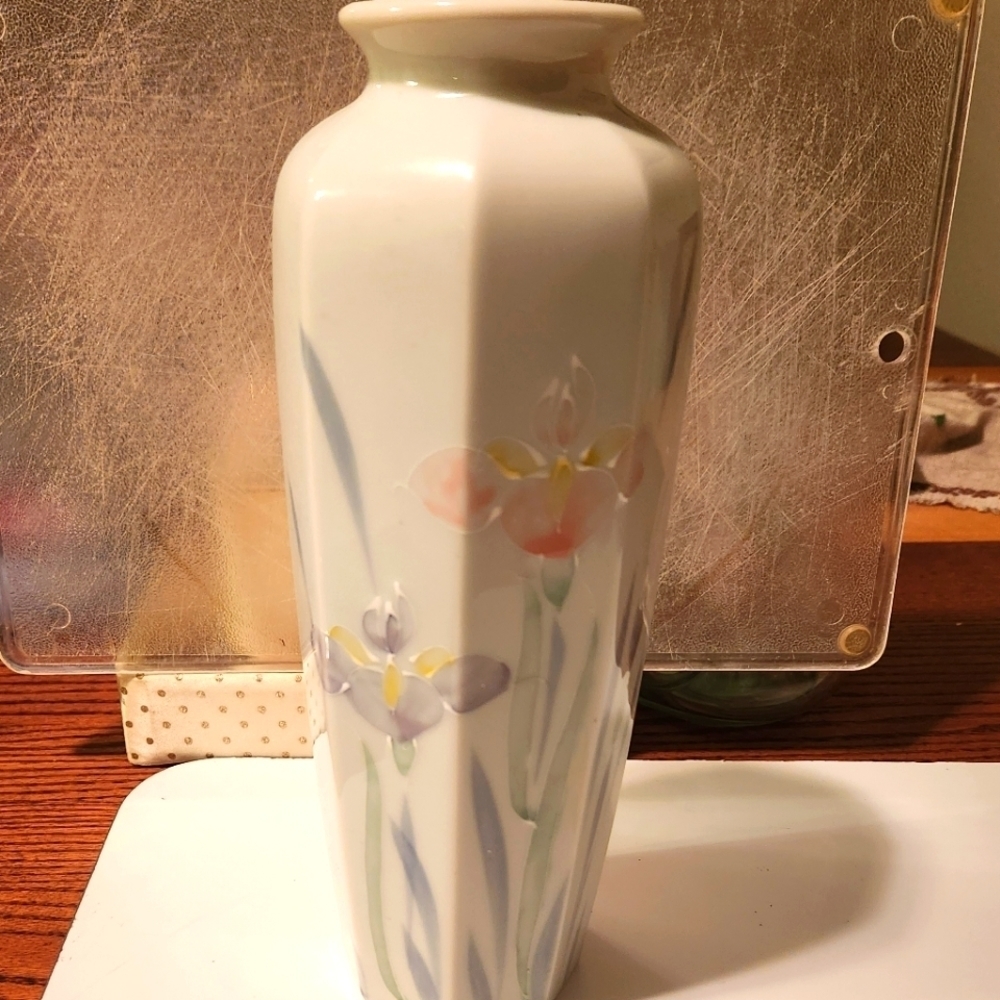 Floral Lite hand painted‎ vintage flowered pastel vase made in Otagiri Japan